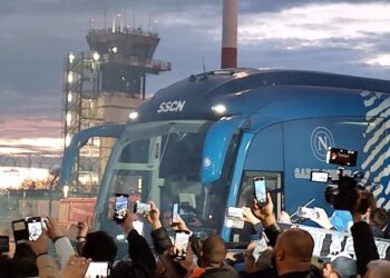 I sostenitori all'aeroporto hanno scortato il bus fino a Udine