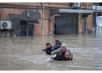 A nuoto nelle strade invase dalla piena a Faenza