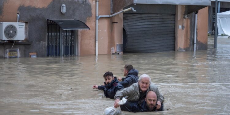 A nuoto nelle strade invase dalla piena a Faenza