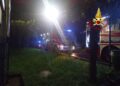 L'hanno trovata i vigili del fuoco una volta spente le fiamme