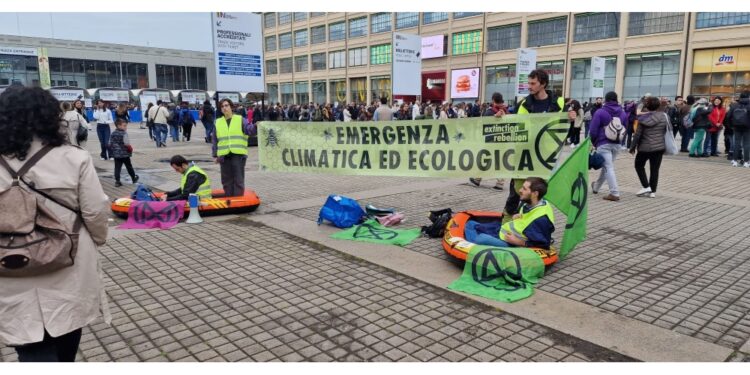 Blitz attivisti per denunciare le responsabilità sull'alluvione