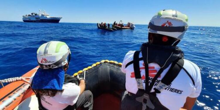Soccorsi su una barca al largo della Libia
