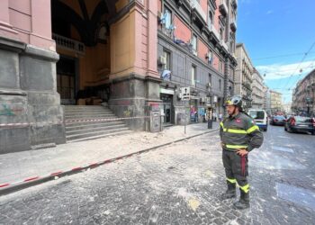 Cede un pezzo di cornicione a via Pessina