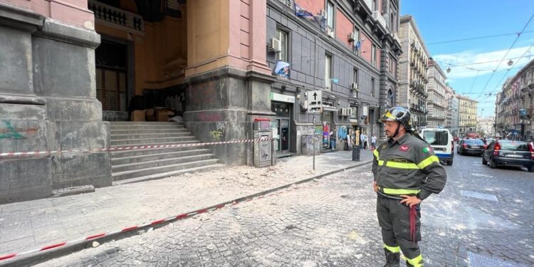 Cede un pezzo di cornicione a via Pessina