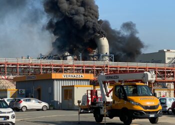 Colonna di fumo denso e nero visibile da molti km di distanza