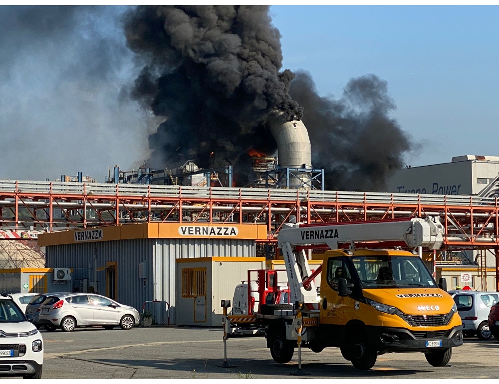 Colonna di fumo denso e nero visibile da molti km di distanza