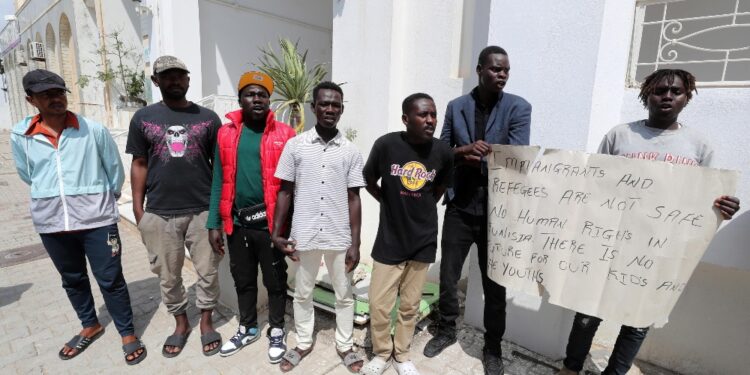 Chiedono di essere evacuati dalla Tunisia