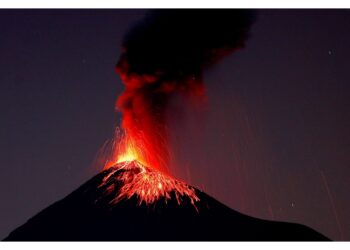 L'eruzione ha formato una colonna di cenere alta più di 6 km