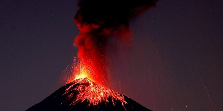 L'eruzione ha formato una colonna di cenere alta più di 6 km