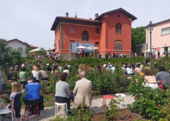 'Tra le rose' per Franco Rotelli. Presente Kestel (Oms)
