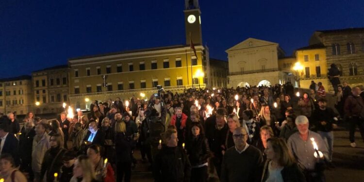 Giù saracinesche e luci dei locali al passaggio del corteo