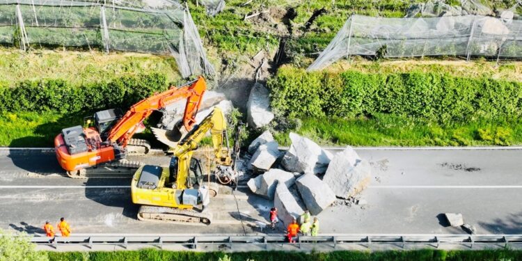 Sabato notte aveva sfiorato una macchina con quattro giovani