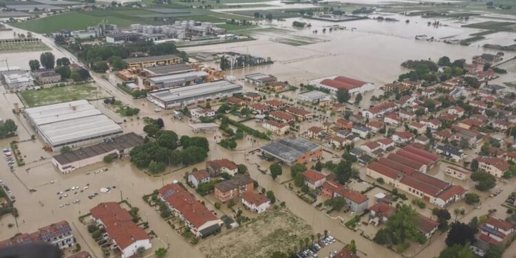 Marito e moglie agricoltori nella casa allagata dall'alluvione