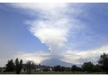 Immagini spettacolari di fumo e lava