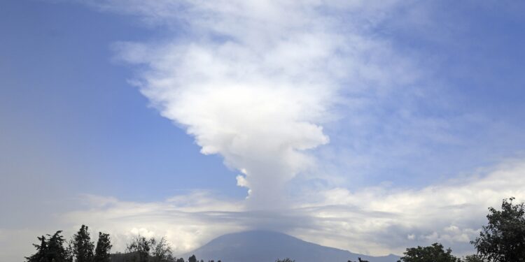 Immagini spettacolari di fumo e lava