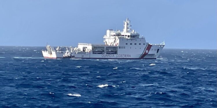 Soccorsi in mare. Nel pomeriggio lo sbarco sul molo di Ponente