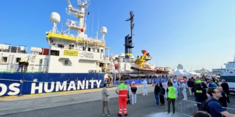 A bordo ci sono 88 persone tratte in salvo al largo della Libia