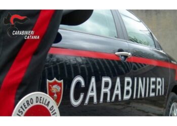 La insulta per strada e mostra a passanti riprese sul cellulare