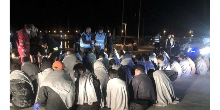 Soccorsi da Guardia costiera. Ci sono anche 5 donne e 7 bambini