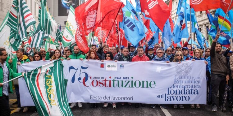 Circa 2.000 persone manifestano per le strade della città