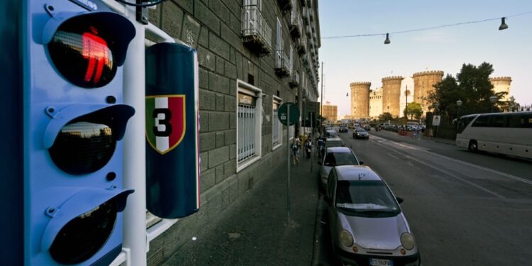 Davanti al San Carlo ne compaiono due 'personalizzati'