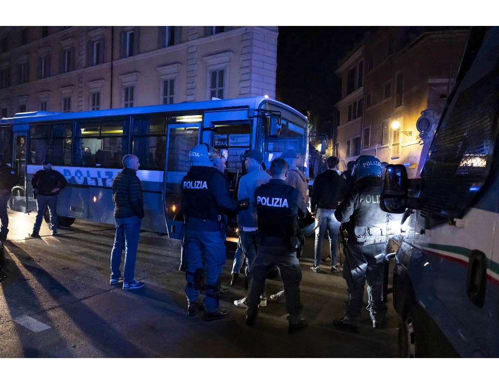 Sedicenne rapita e violentata in una minicar