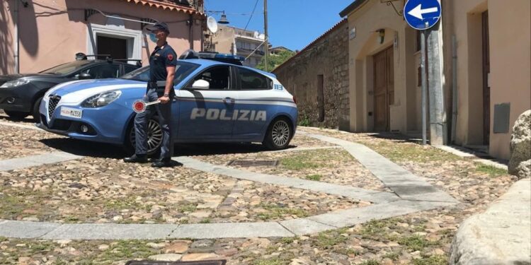 Auto inseguita dalla Polizia dopo che non si è fermata all'Alt