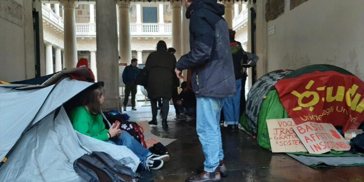 Universitari saranno accampati davanti al Palazzo del Bo