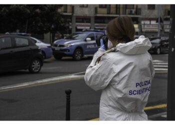 L'uomo stava parcheggiando lo scooter vicino al portone di casa