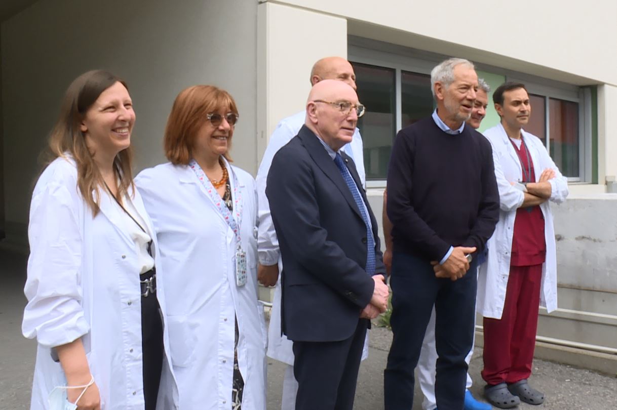 Sant’Anna, attese al pronto soccorso. Bertolaso: “Troppi accessi e fuga del personale in Svizzera”