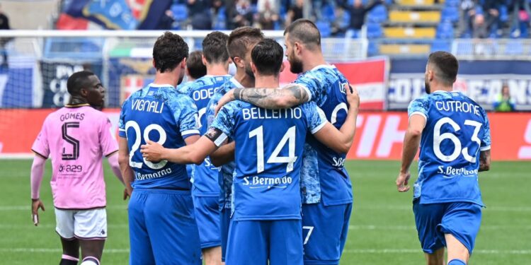 L'esultanza degli azzurri  dopo il rigore segnato da Cerri (foto Roberto Colombo)