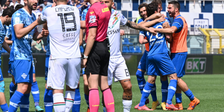 L'esultanza degli azzurri in Como-Ternana nel campionato 2022-2023 (foto Roberto Colombo)