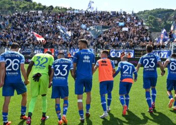 I giocatori del Como sotto la curva dei tifosi azzurri (foto Roberto Colombo)