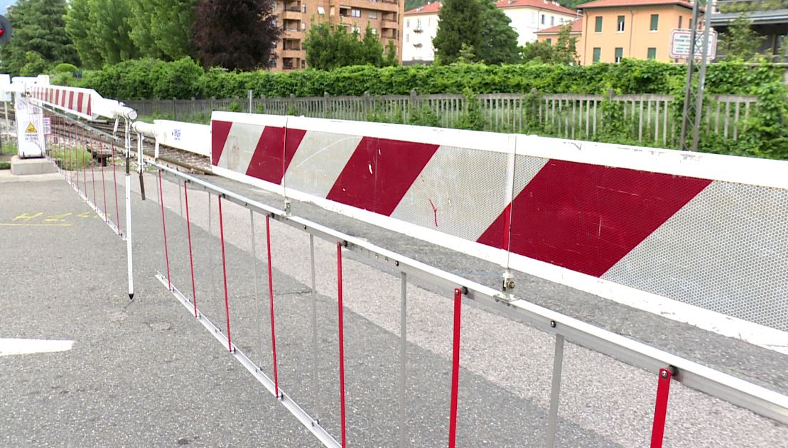 Como, la città divisa dai passaggi a livello: effetto domino per il traffico e frustrazione tra i cittadini