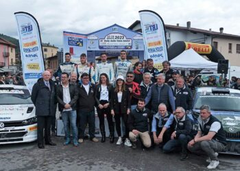 La premiazione fina e della competizione riservata alle auto moderne, con autorità ed esponenti dell'organizzazione