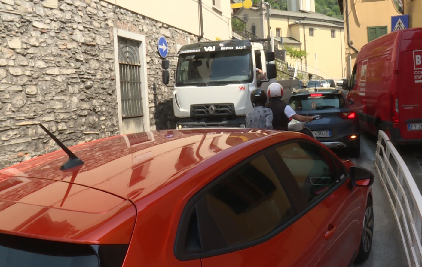 Traffico sulla Statale Regina, residenti e commercianti appoggiano le proposte avanzate: “E’ diventato invivibile”