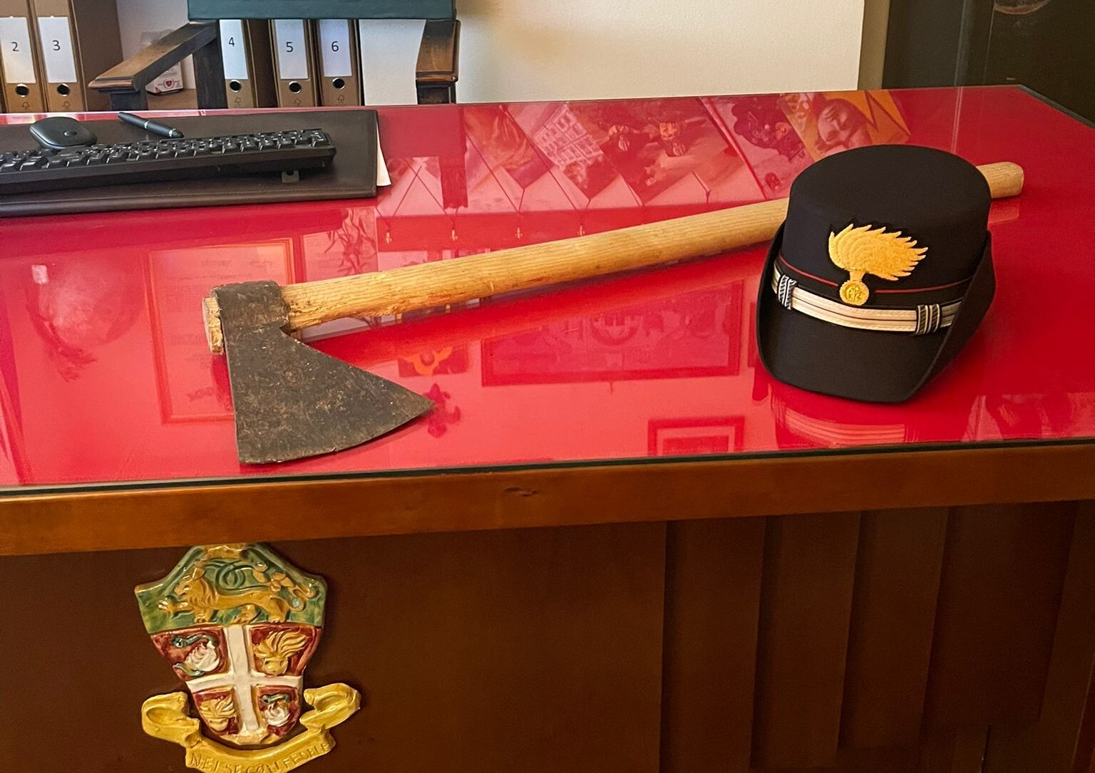 Aggredisce la compagna con un’ascia, 47enne arrestato per tentato omicidio
