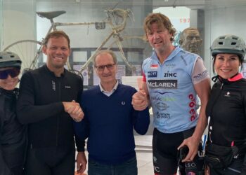 Thor Hushwod, secondo da sinistra, con il presidente del Museo del Ghisallo, Antonio Molteni