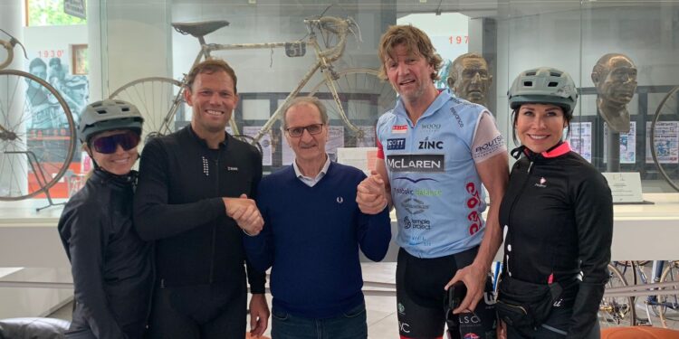 Thor Hushwod, secondo da sinistra, con il presidente del Museo del Ghisallo, Antonio Molteni