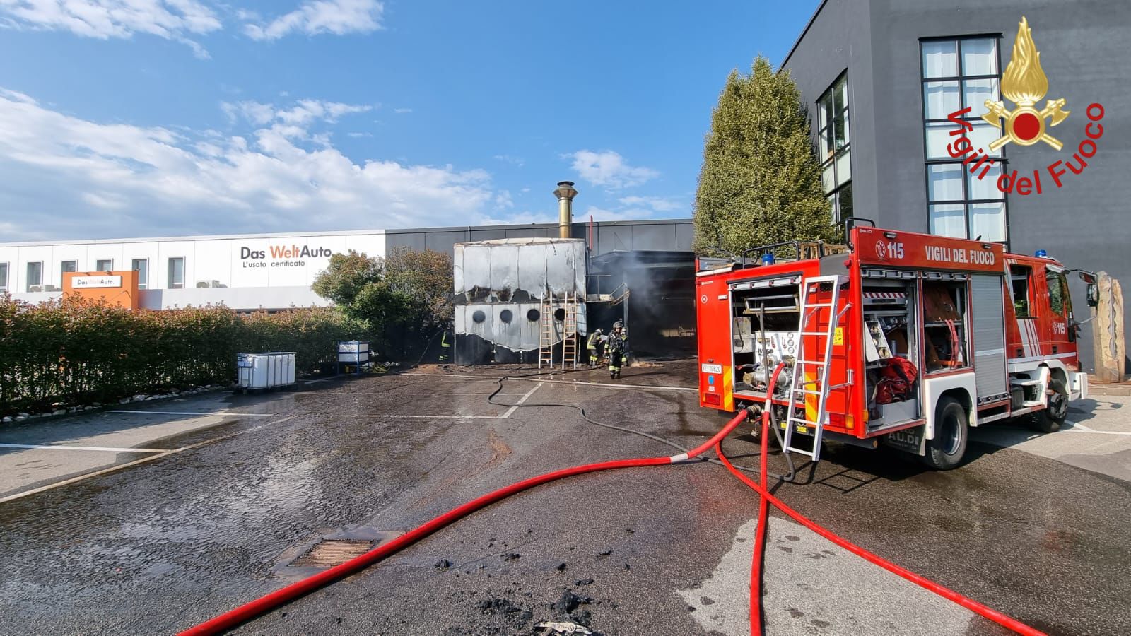 Silos di legname in fiamme a Cantù. Vigili del fuoco in via Milano