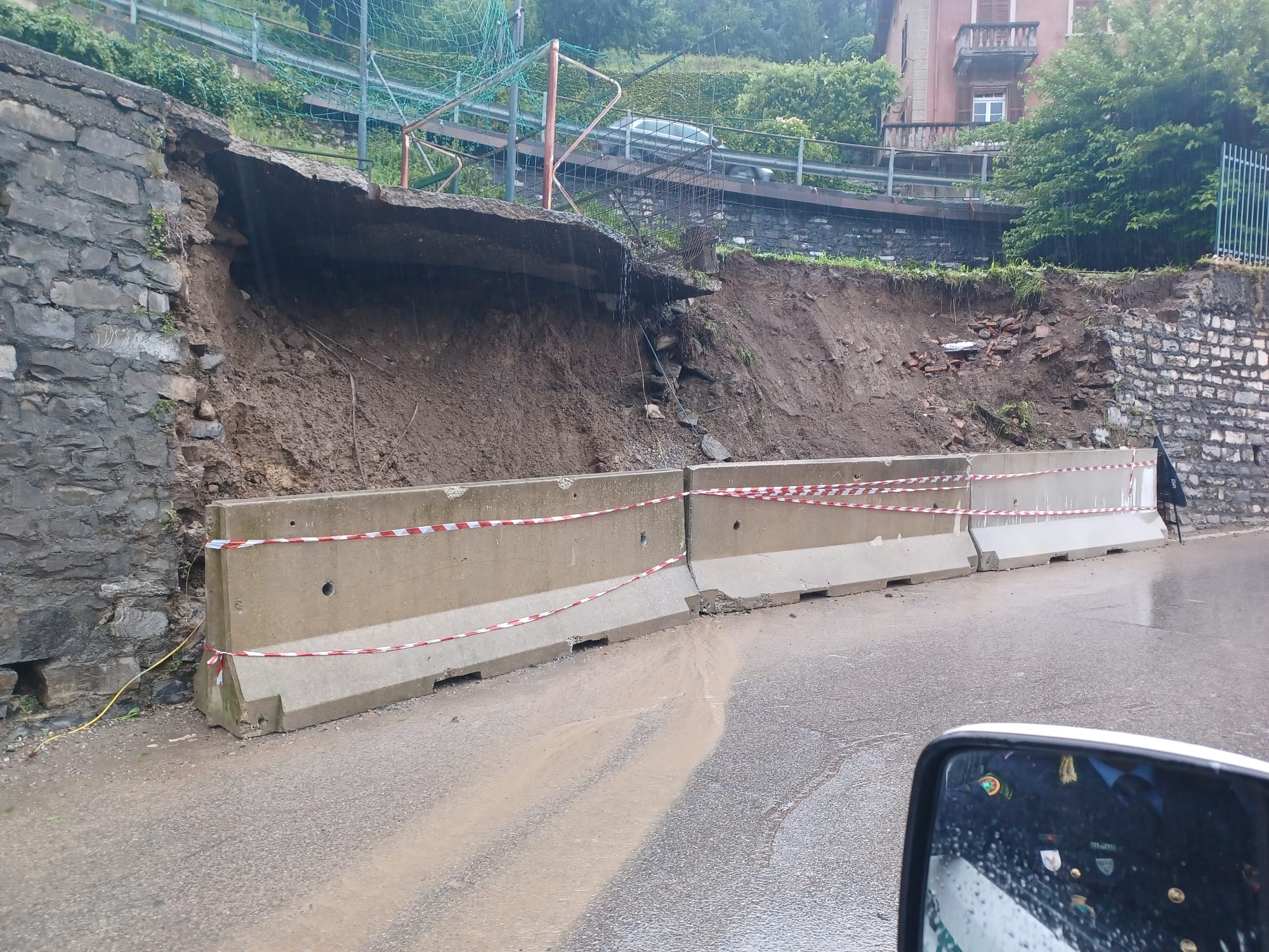 Maltempo, temporali e grandine nel Comasco. Frana ad Argegno, a Tremezzo famiglia evacuata