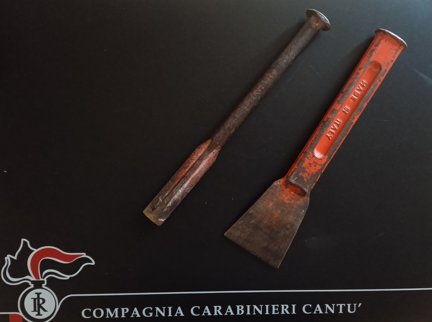 19enne ruba la borsa dall’auto, 41enne entra di notte in piscina. Doppio arresto dei carabinieri