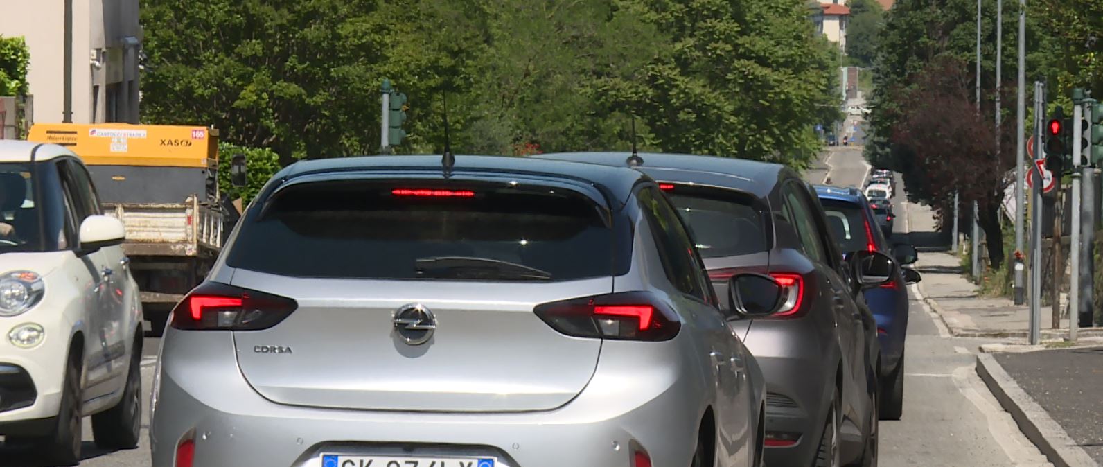 Como, cantiere in via Canturina. Lunghe code in mattinata