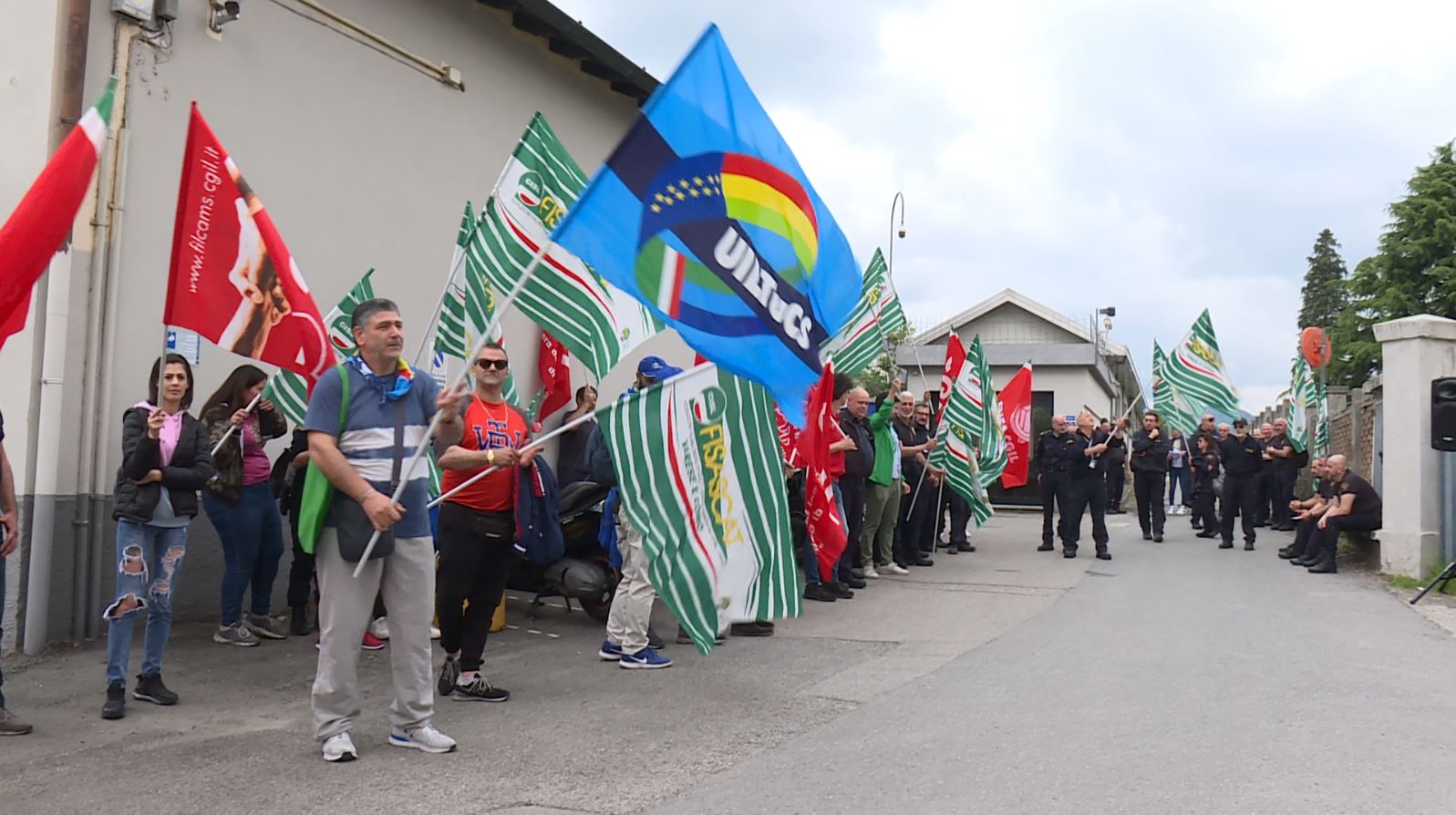 Vigilanza privata e sicurezza, il presidio dei lavoratori: “Interrotto il tavolo di trattative”. La replica dell’azienda
