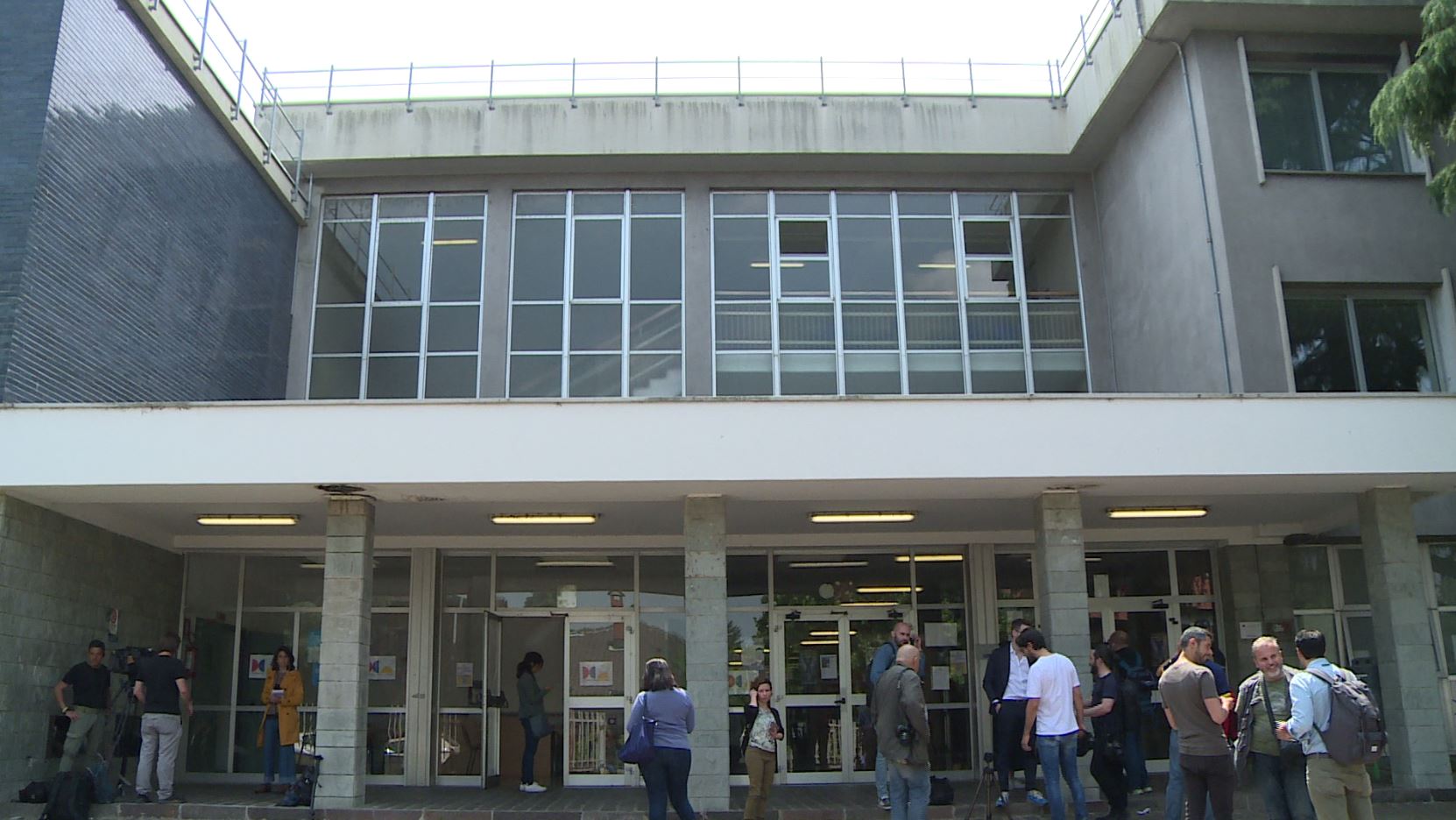 Abbiategrasso, studente accoltella la professoressa e minaccia i compagni con una pistola giocattolo