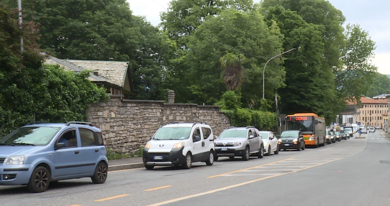 Lavori nei pressi della rotonda di Villa Olmo. Rallentamenti e disagi per il traffico cittadino