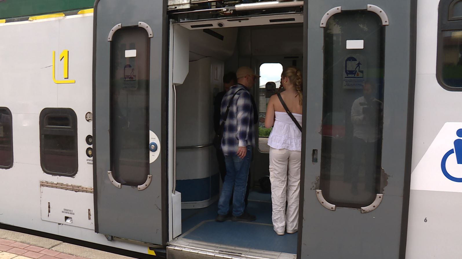 Mattinata nera per i pendolari: cancellazioni e ritardi dei treni a causa di due guasti