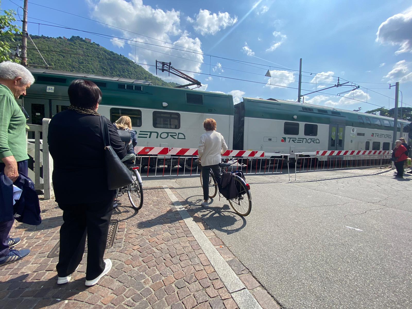 Passaggi a livello di Como, terzo atto: traffico bloccato in viale Lecco, disagi pesanti nelle ore di punta