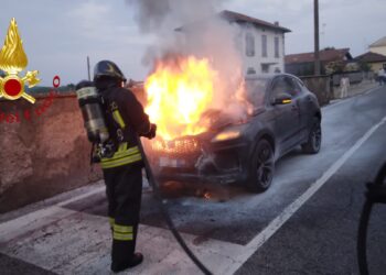 auto in fiamme