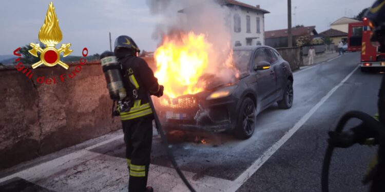 auto in fiamme